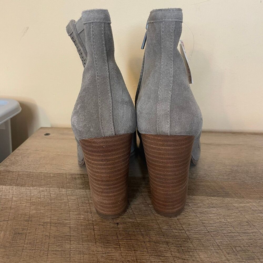 NWT Lucky Brand Lakyn Peep Toe Perforated Heeled Bootie women’s size 9 - Picture 2 of 8